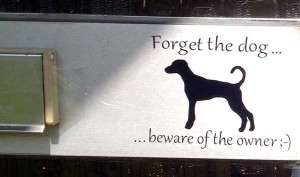 Warnaufkleber an der Haustür