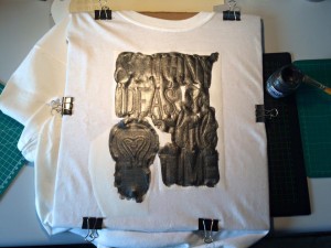 T-Shirt mit Plotter, Freezer Paper und Stoffmalfarbe gepimpt