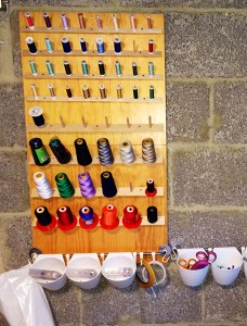 Garnrollenhalter aus Regalbrett, Dreikantleisten und Dübeln