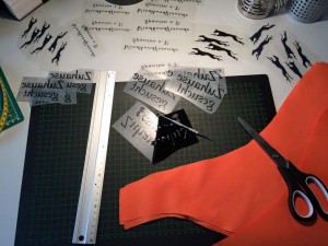 Stoff zuschneiden, Bügelbilder am PC erstellen, Flex-/Flockfolien ausplotten und entgittern