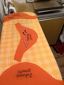 Vlies auf die Stoffteile bügeln und Aufkleber/Bügelbilder auf dem Stoff platzieren