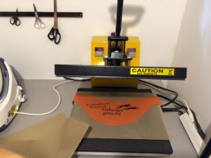 Flex-/Flockaufkleber mittels Transferpresse auf den Stoff bringen