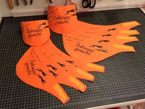 Fertig sind die größenverstellbaren und gut sichtbaren Halstücher für Hunde aus dem Tierschutz