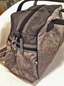 Kugeltasche (Schnitt: Farbenmix), zweifarbig, aus Stoff mit Wildlederoptik (linke Seite)