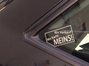 Folienbeschriftung "Nix Verkauf" an der Autoscheibe