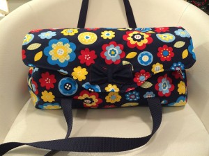 Geräumige Handtasche aus Baumwollstoff mit bunten Blumen_1 