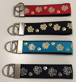 Schlüsselbänder, bzw. Schlüsselanhänger, in verschiedenen Farben mit verschiedenen Motiven oder Mustern