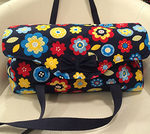 Geräumige Handtasche aus Baumwollstoff mit bunten Blumen
